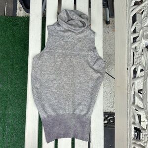 The women’s cashmere  sleeveless sweater